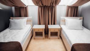 Minibar, Zimmersafe, Schreibtisch, Verdunkelungsvorhänge