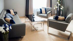 Minibar, Zimmersafe, Schreibtisch, Verdunkelungsvorhänge