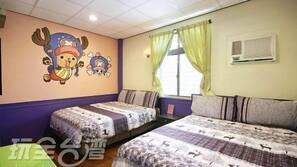 Escritorio y cortinas opacas