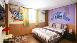 Escritorio y cortinas opacas