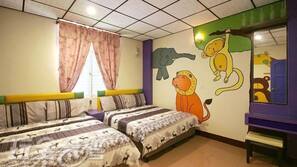 Escritorio y cortinas opacas