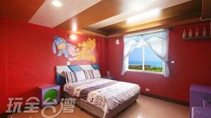 Escritorio y cortinas opacas