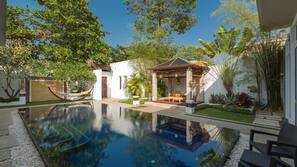 2 outdoor pools