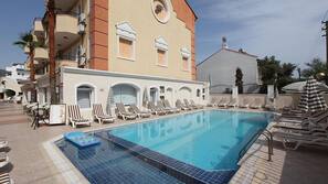 Piscine extérieure, parasols de plage, chaises longues