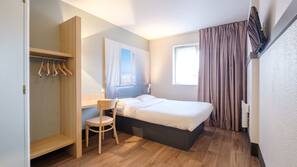Hochwertige Bettwaren, Schreibtisch, schallisolierte Zimmer