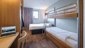 Hochwertige Bettwaren, Schreibtisch, schallisolierte Zimmer