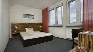 Schreibtisch, Verdunkelungsvorhänge, Bügeleisen/Bügelbrett