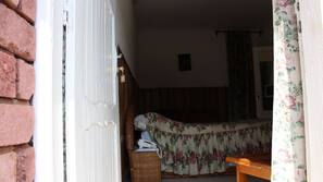 Escrivaninha, cortinas blackout, ferros/tábuas de passar roupa