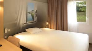 Desk, soundproofing, free WiFi, linens