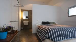 Cortinas opacas, cunas o camas infantiles (de pago), wifi gratis