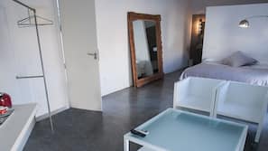 Cortinas opacas, cunas o camas infantiles (de pago), wifi gratis
