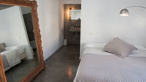 Cortinas opacas, cunas o camas infantiles (de pago), wifi gratis