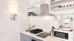 Réfrigérateur, micro-ondes, fourneau de cuisine, machine à expresso