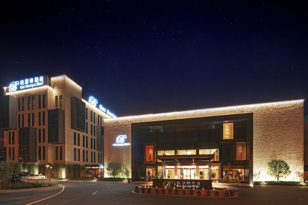 酒店正门 - 夜景