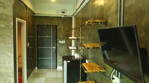 In-room safe, desk, free WiFi