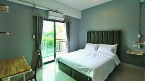 In-room safe, desk, free WiFi