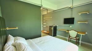 In-room safe, desk, free WiFi