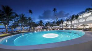 2 outdoor pools, free cabanas, pool umbrellas