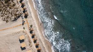 Sulla spiaggia, sabbia bianca