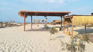 Sulla spiaggia, sabbia bianca