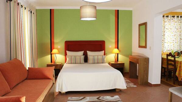 Cots/infant beds, free WiFi