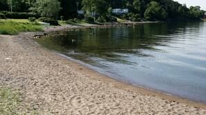 På stranden, roning/kanosejlads, fiskeri