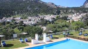 Una piscina al aire libre de temporada