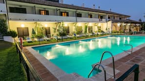 Una piscina al aire libre de temporada