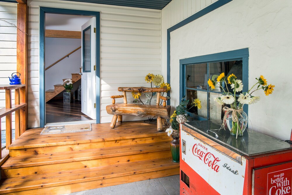 The Acorn Guesthouse in Balfour, Canada