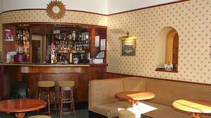 2 bars/lounges