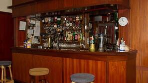 2 bars/lounges