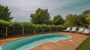 Piscina all'aperto, lettini