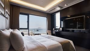 Premium bedding, in-room safe, desk, laptop workspace