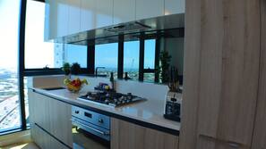 Full-sized fridge, microwave, oven, hob