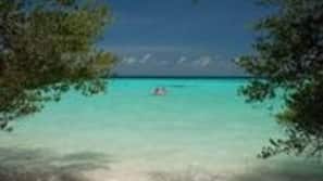 Privatstrand, weißer Sandstrand, Liegestühle, Sonnenschirme