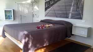 Minibar, desk, cribs/infant beds, free WiFi