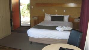 Cots/infant beds, linens