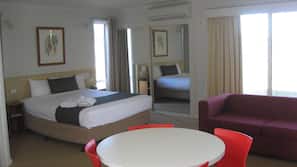 Cots/infant beds, linens