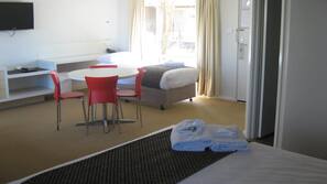 Cots/infant beds, linens