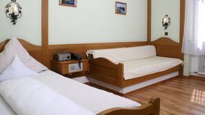 Minibar, Zimmersafe, Schreibtisch, Bügeleisen/Bügelbrett