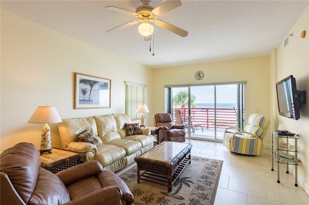 101 At Crimson Condos By Redawning 2018 Room Prices Deals Balcony View Featured Image