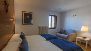 Escritorio, wifi gratis, ropa de cama