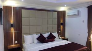 In-room safe, desk, free WiFi