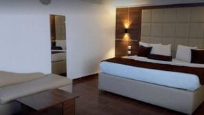 In-room safe, desk, free WiFi