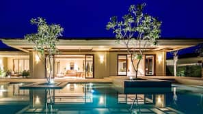 2 outdoor pools, pool umbrellas