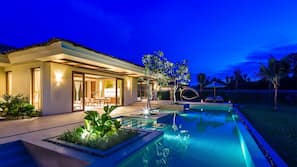 2 outdoor pools, pool umbrellas