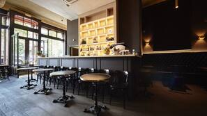 Serveert ontbijt, lunch en diner, lokale gerechten
