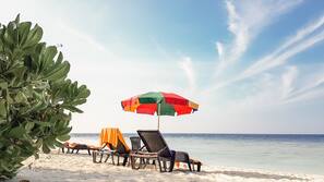 Spiaggia privata, sabbia bianca, lettini da mare, ombrelloni