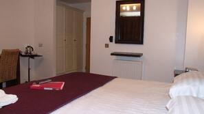 1 bedroom, desk, iron/ironing board, free WiFi