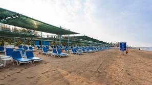 Privatstrand, Liegestühle, Sonnenschirme, Strandtücher